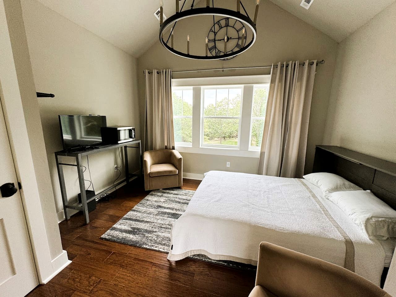 Secluded and Luxurious Lodge with Outdoor Pool on Private Property, Perfect for Large Groups in Eureka Springs, Arkansas