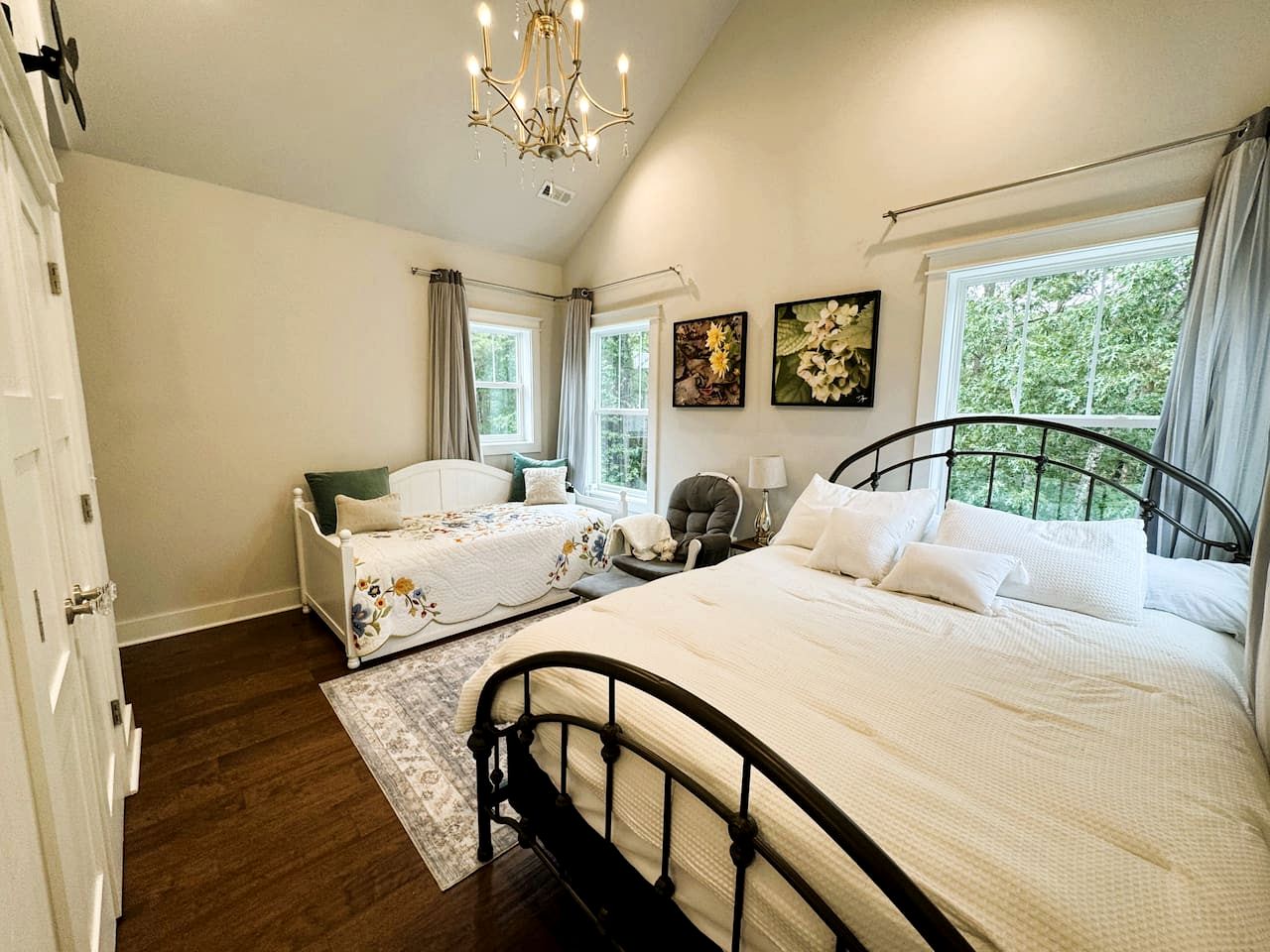 Secluded and Luxurious Lodge with Outdoor Pool on Private Property, Perfect for Large Groups in Eureka Springs, Arkansas