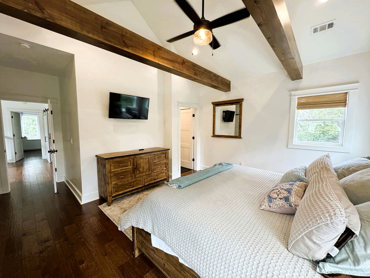 Secluded and Luxurious Lodge with Outdoor Pool on Private Property, Perfect for Large Groups in Eureka Springs, Arkansas