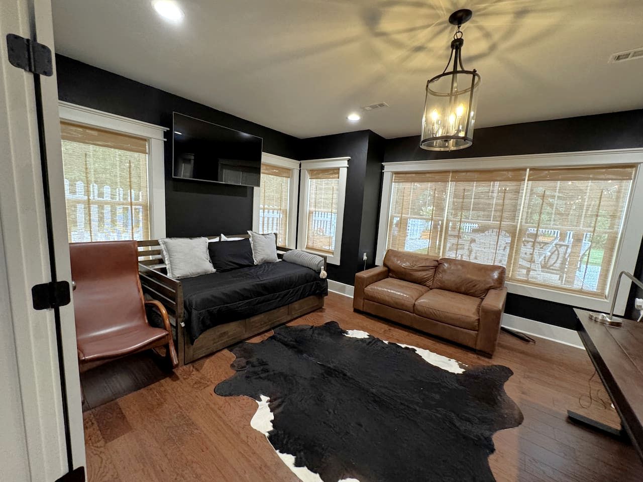 Secluded and Luxurious Lodge with Outdoor Pool on Private Property, Perfect for Large Groups in Eureka Springs, Arkansas