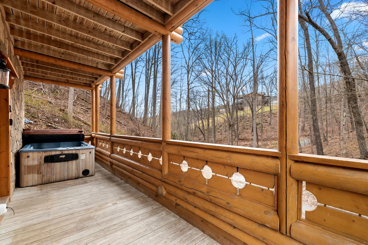 Fantastic Cabin with Hot-tub and Gorgeous Sights in Pittman Center, Tennessee