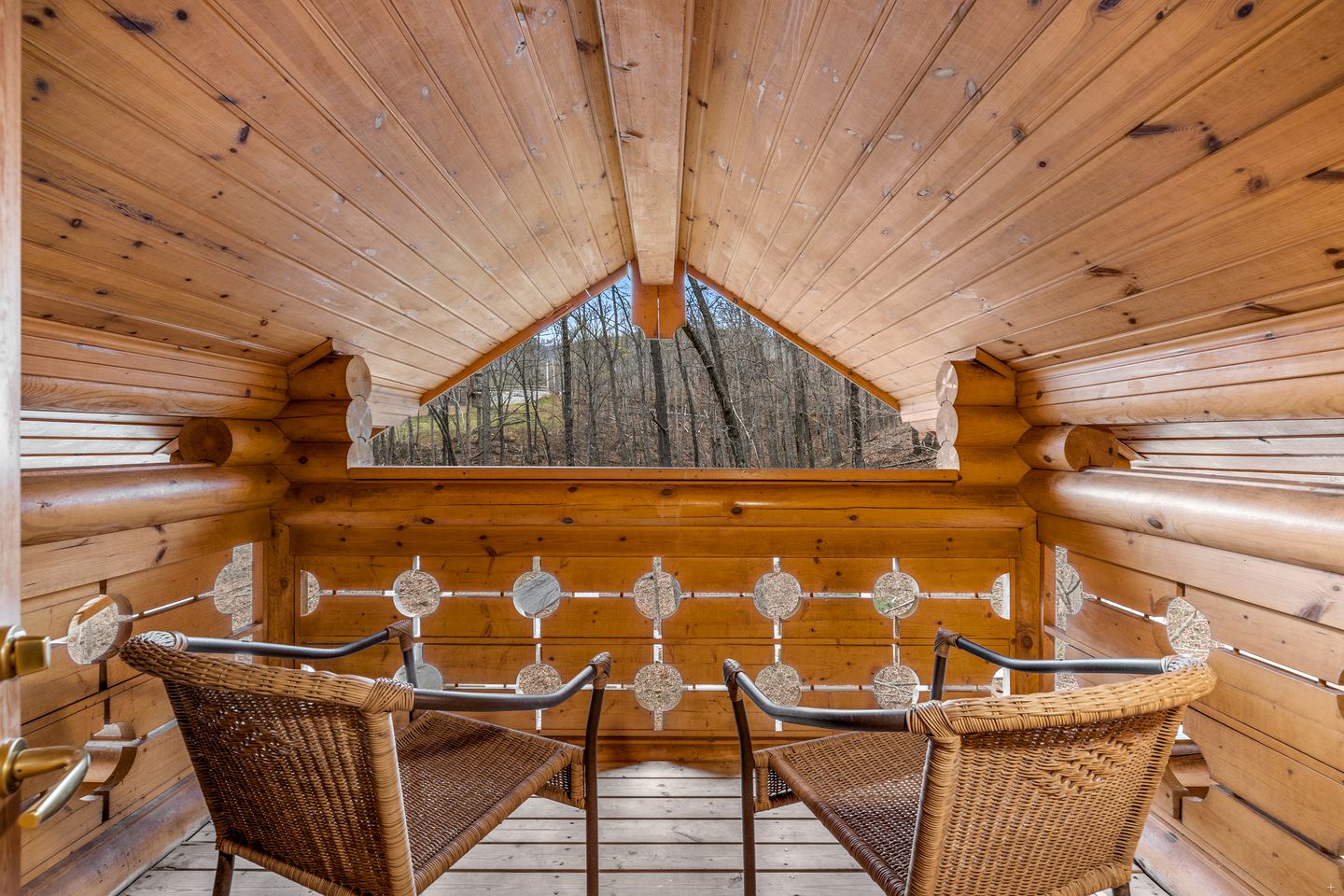 Fantastic Cabin with Hot-tub and Gorgeous Sights in Pittman Center, Tennessee