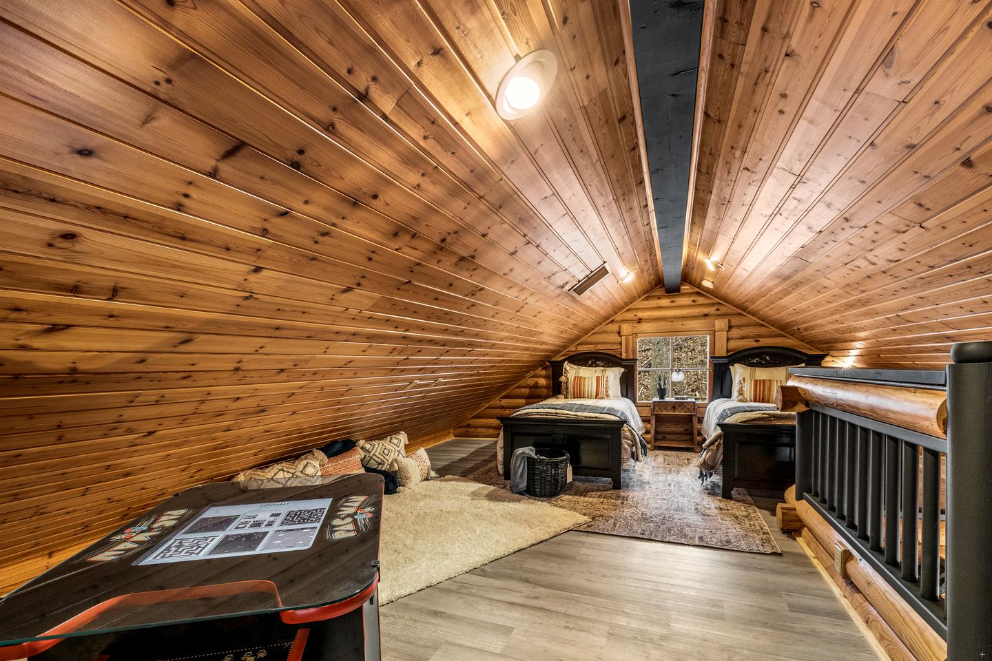 Fantastic Cabin with Hot-tub and Gorgeous Sights in Pittman Center, Tennessee