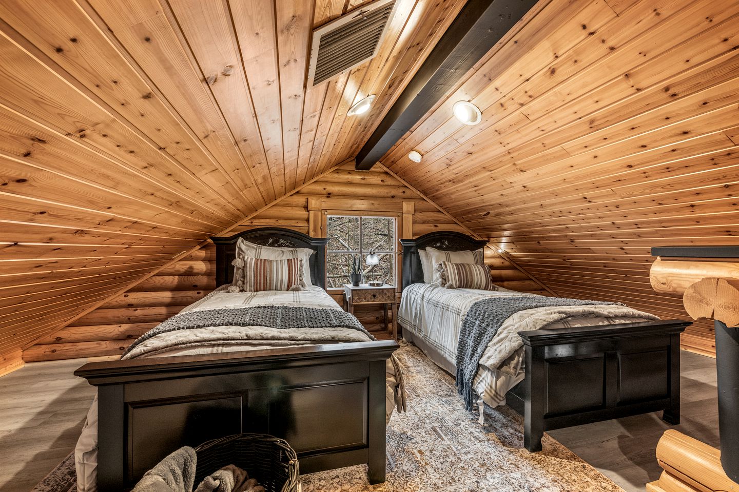 Fantastic Cabin with Hot-tub and Gorgeous Sights in Pittman Center, Tennessee