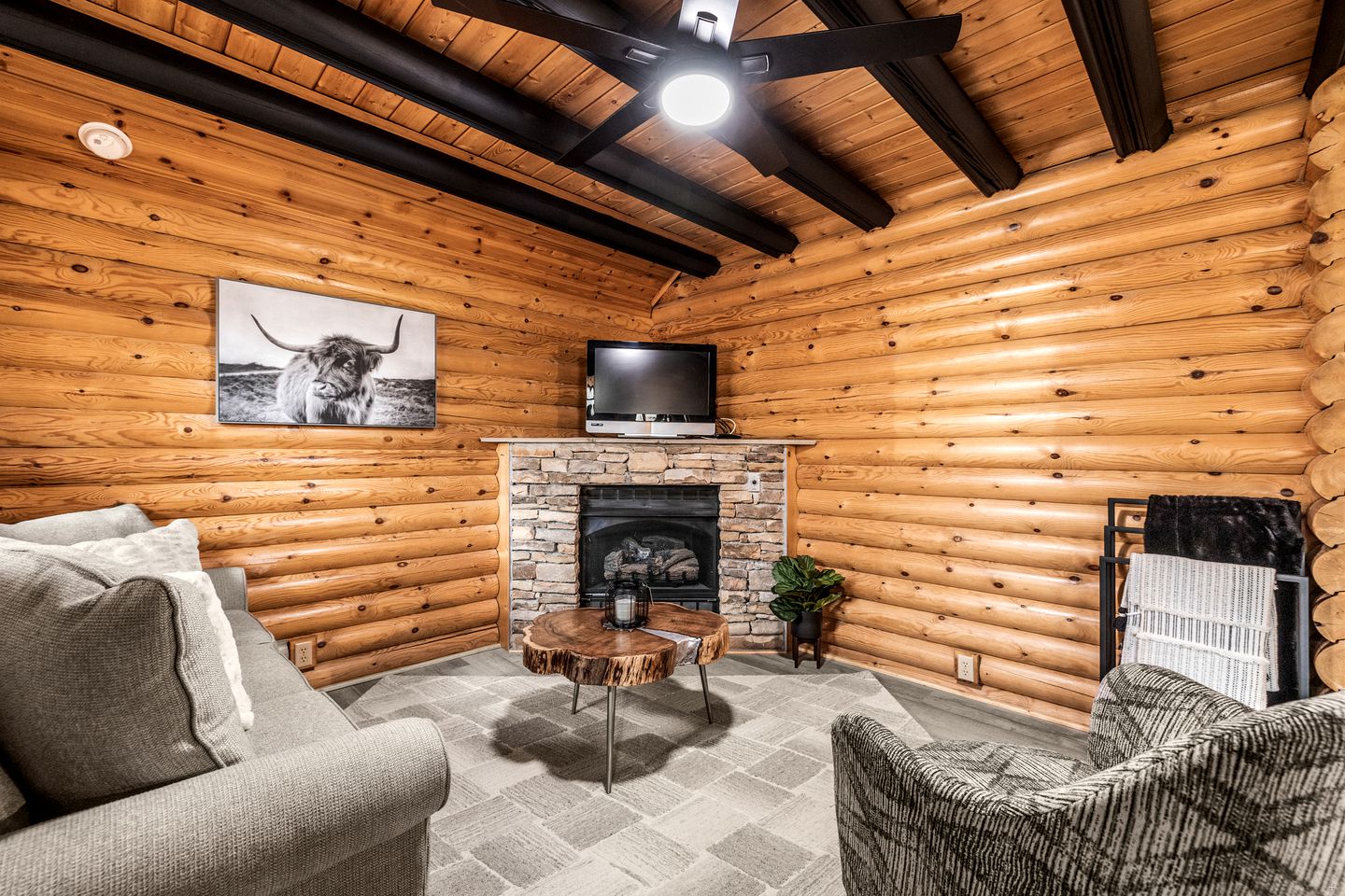 Fantastic Cabin with Hot-tub and Gorgeous Sights in Pittman Center, Tennessee