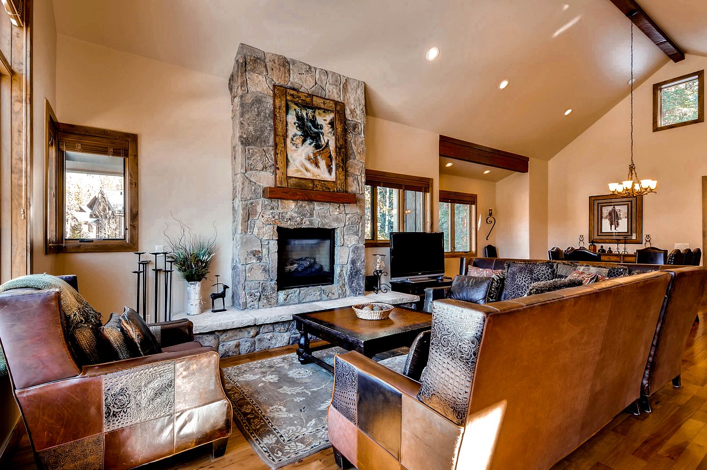 Luxurious 4 Bedroom Mountain Home