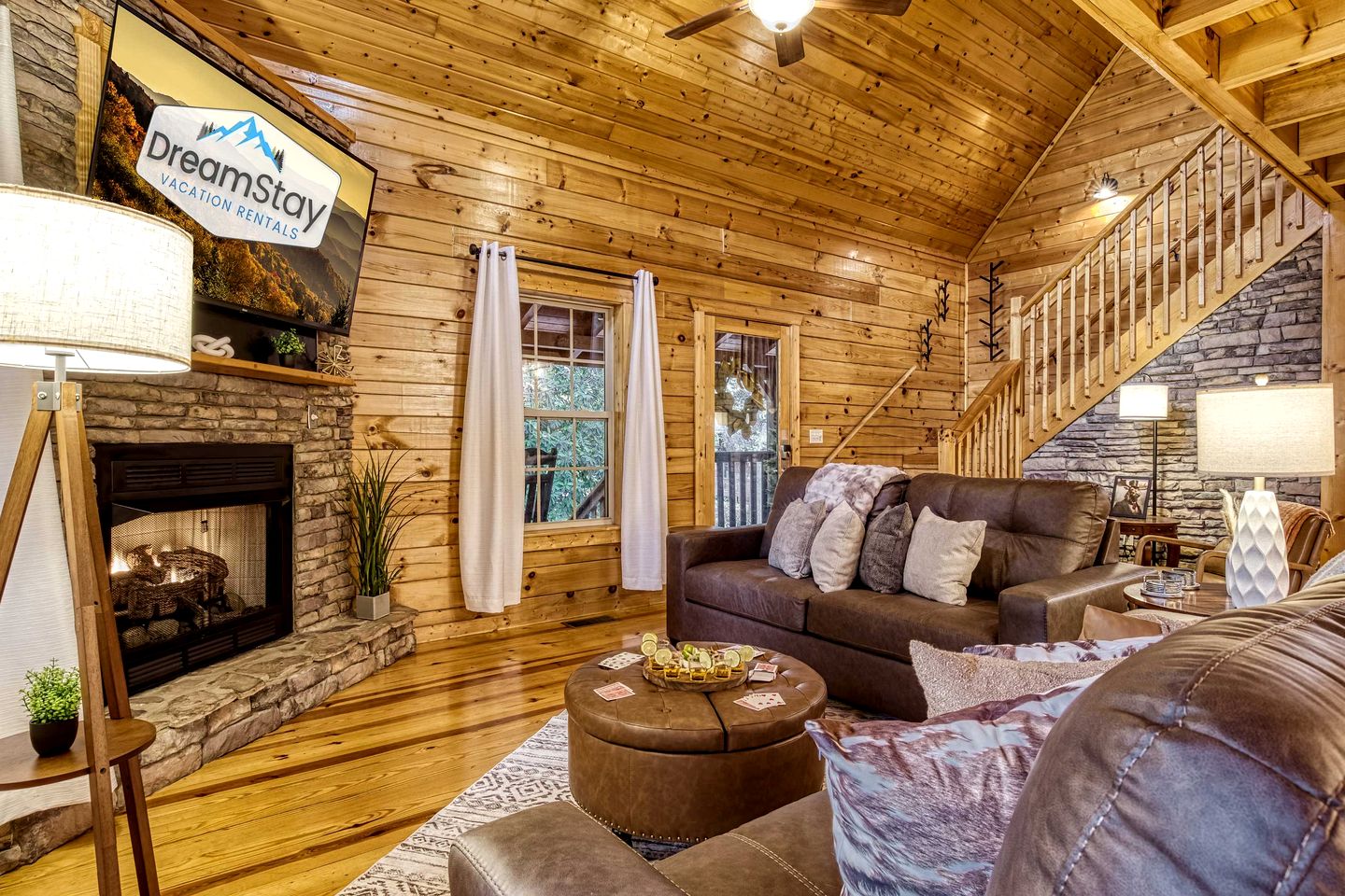 Luxurious 5-Bedroom Cabin with Hot Tub, Theater, Pool Table & Mountain Views near Great Smoky Mountains