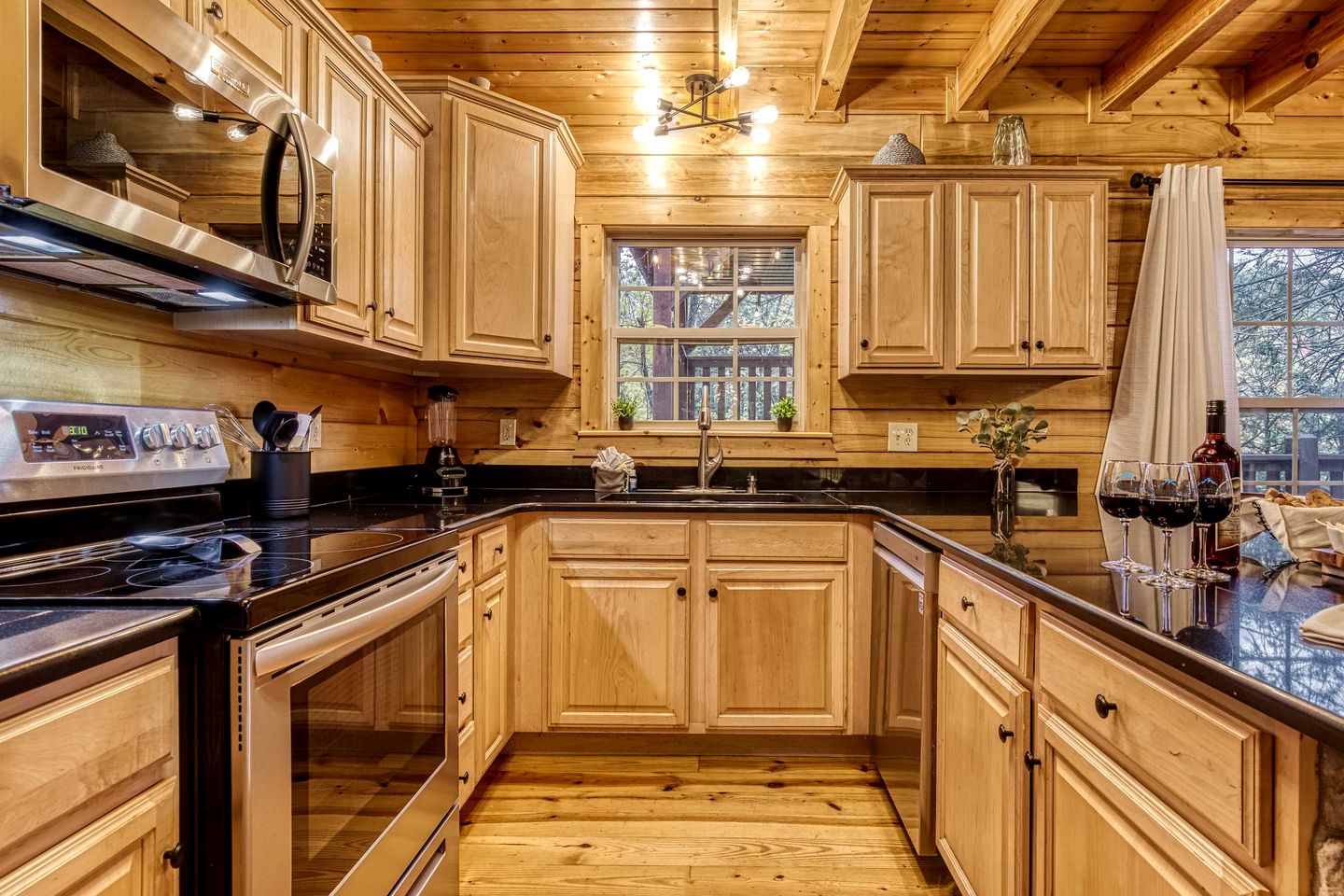 Luxurious 5-Bedroom Cabin with Hot Tub, Theater, Pool Table & Mountain Views near Great Smoky Mountains