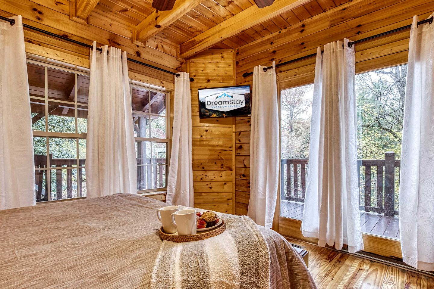 Luxurious 5-Bedroom Cabin with Hot Tub, Theater, Pool Table & Mountain Views near Great Smoky Mountains