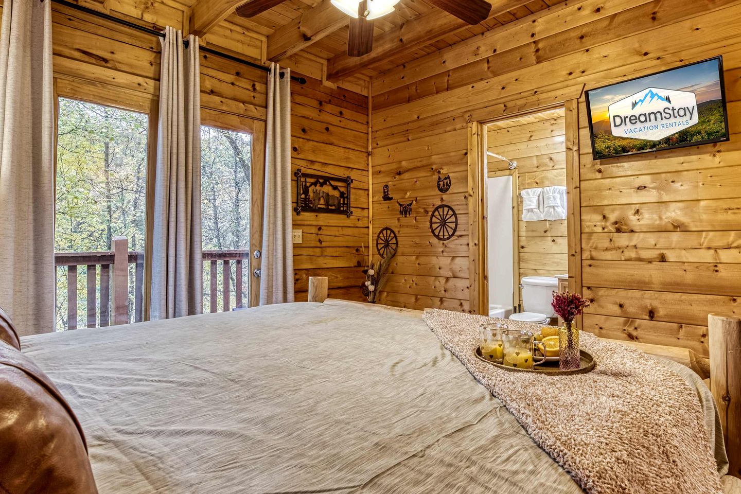 Luxurious 5-Bedroom Cabin with Hot Tub, Theater, Pool Table & Mountain Views near Great Smoky Mountains