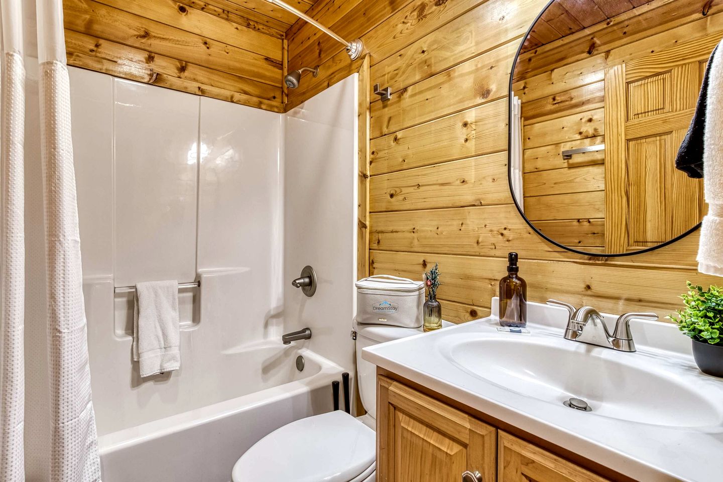 Luxurious 5-Bedroom Cabin with Hot Tub, Theater, Pool Table & Mountain Views near Great Smoky Mountains
