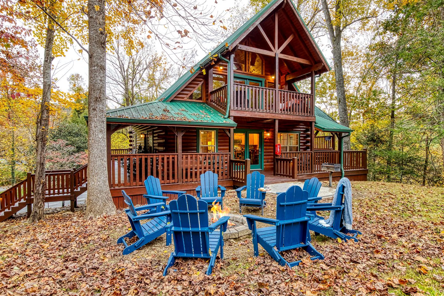 Luxurious 5-Bedroom Cabin with Hot Tub, Theater, Pool Table & Mountain Views near Great Smoky Mountains