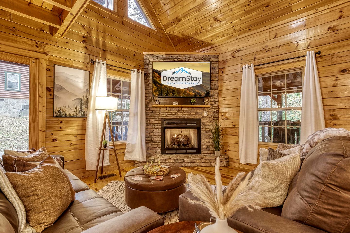 Luxurious 5-Bedroom Cabin with Hot Tub, Theater, Pool Table & Mountain Views near Great Smoky Mountains