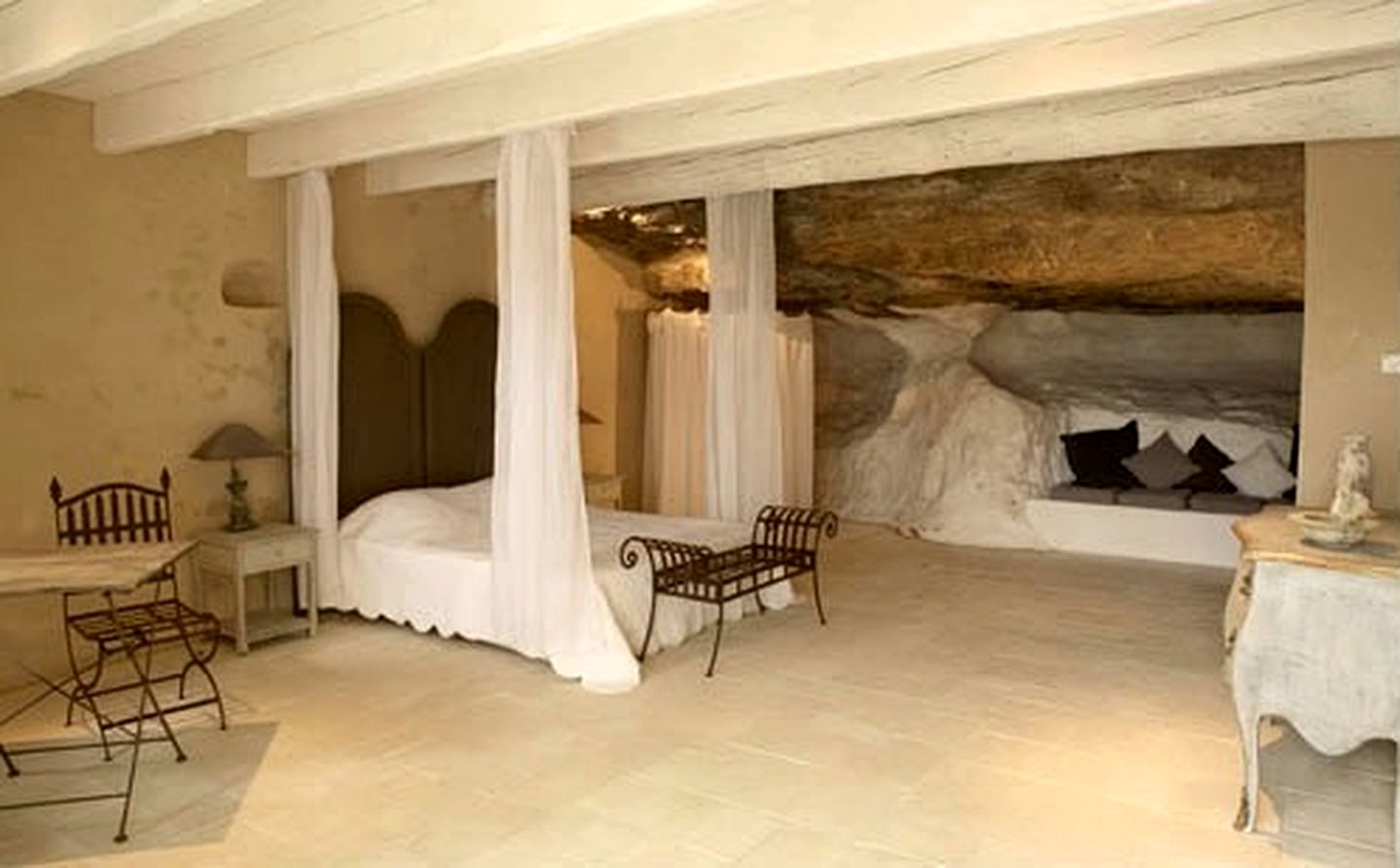 Luxurious and Romantic Suite in the French Countryside, near Marseille.