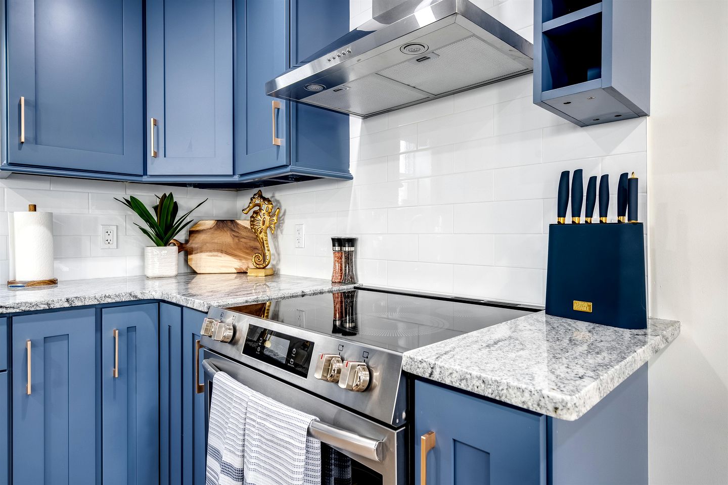 Luxurious Beachfront Rental with Hot-Tub and Yard in Canada