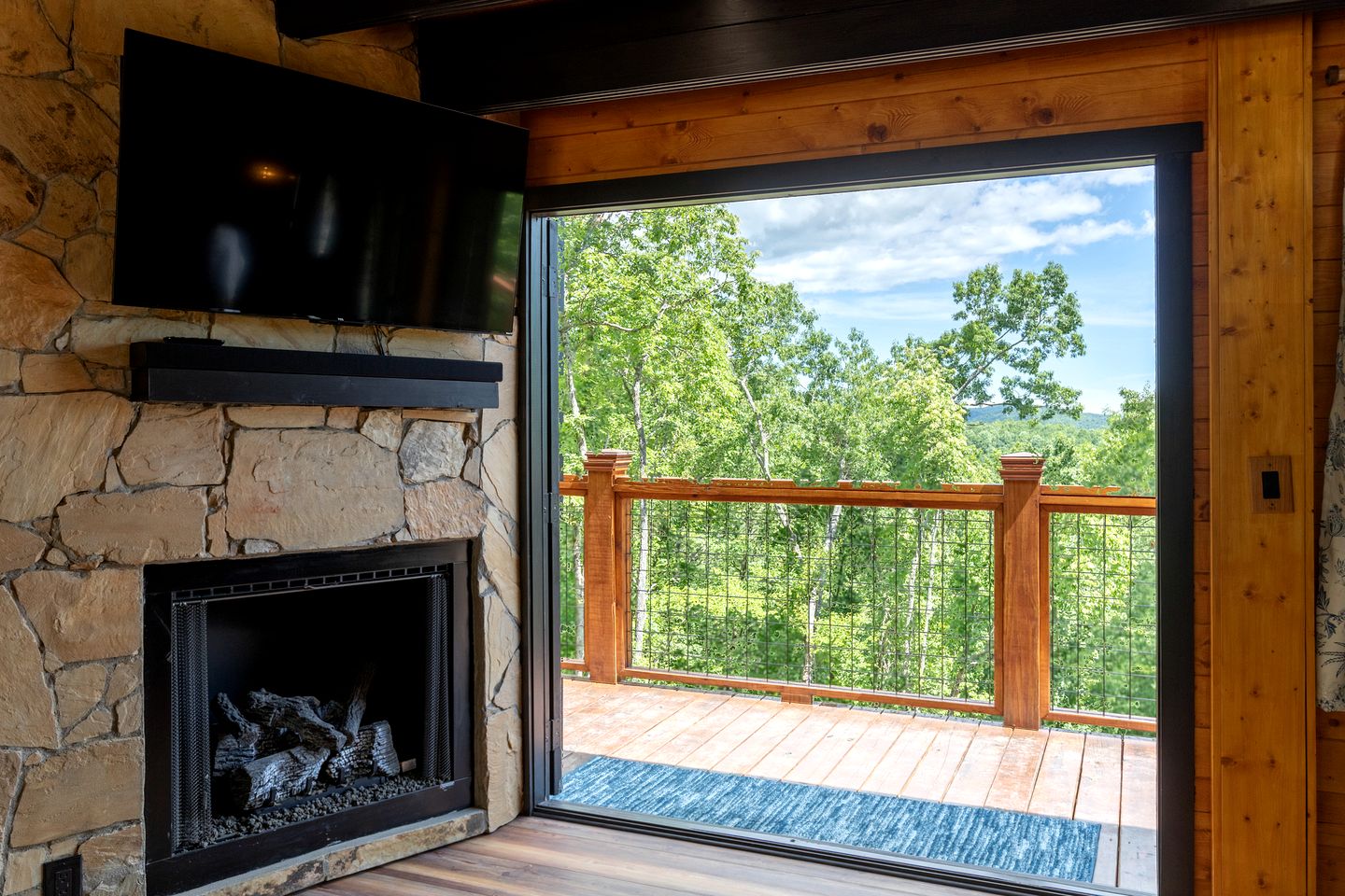 Luxurious Dog-Friendly Cabin with Fireplace, Surrounded by Forest for a Cozy Couples Getaway in the Mountains in North Carolina