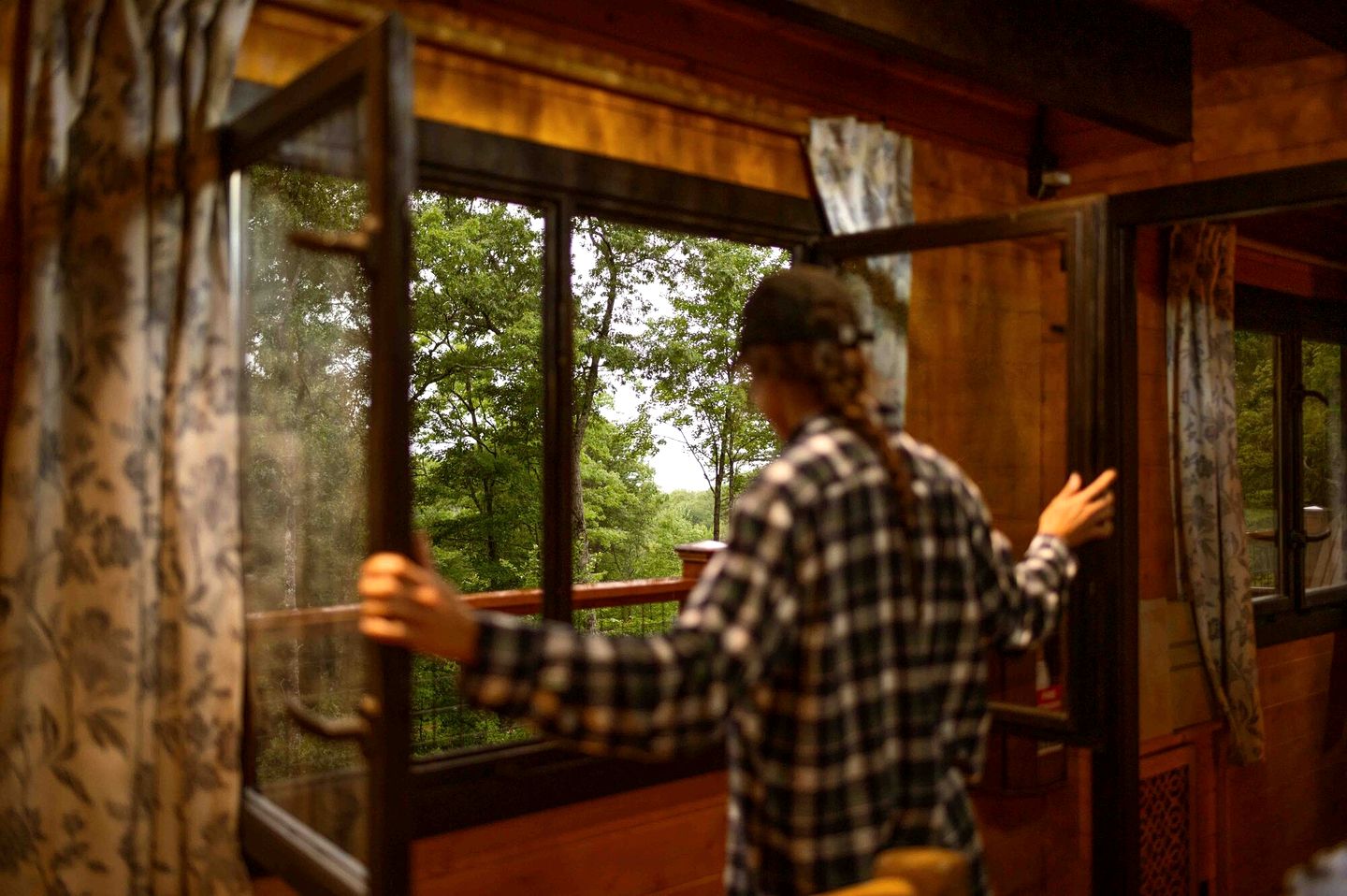 Luxurious Dog-Friendly Cabin with Fireplace, Surrounded by Forest for a Cozy Couples Getaway in the Mountains in North Carolina