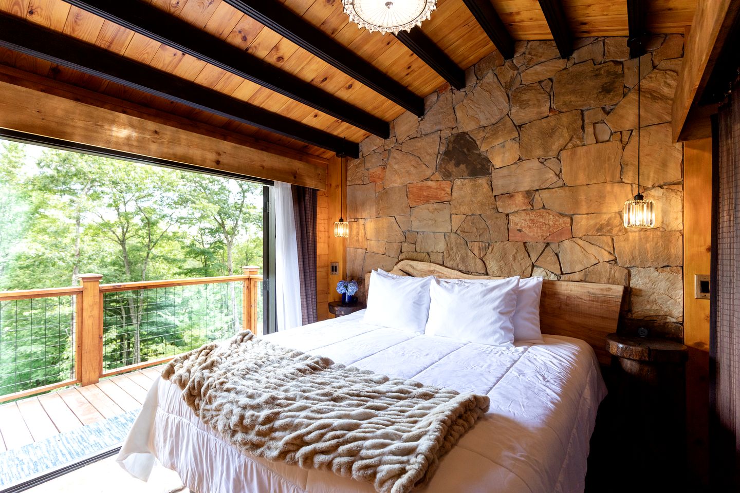 Luxurious Dog-Friendly Cabin with Fireplace, Surrounded by Forest for a Cozy Couples Getaway in the Mountains in North Carolina