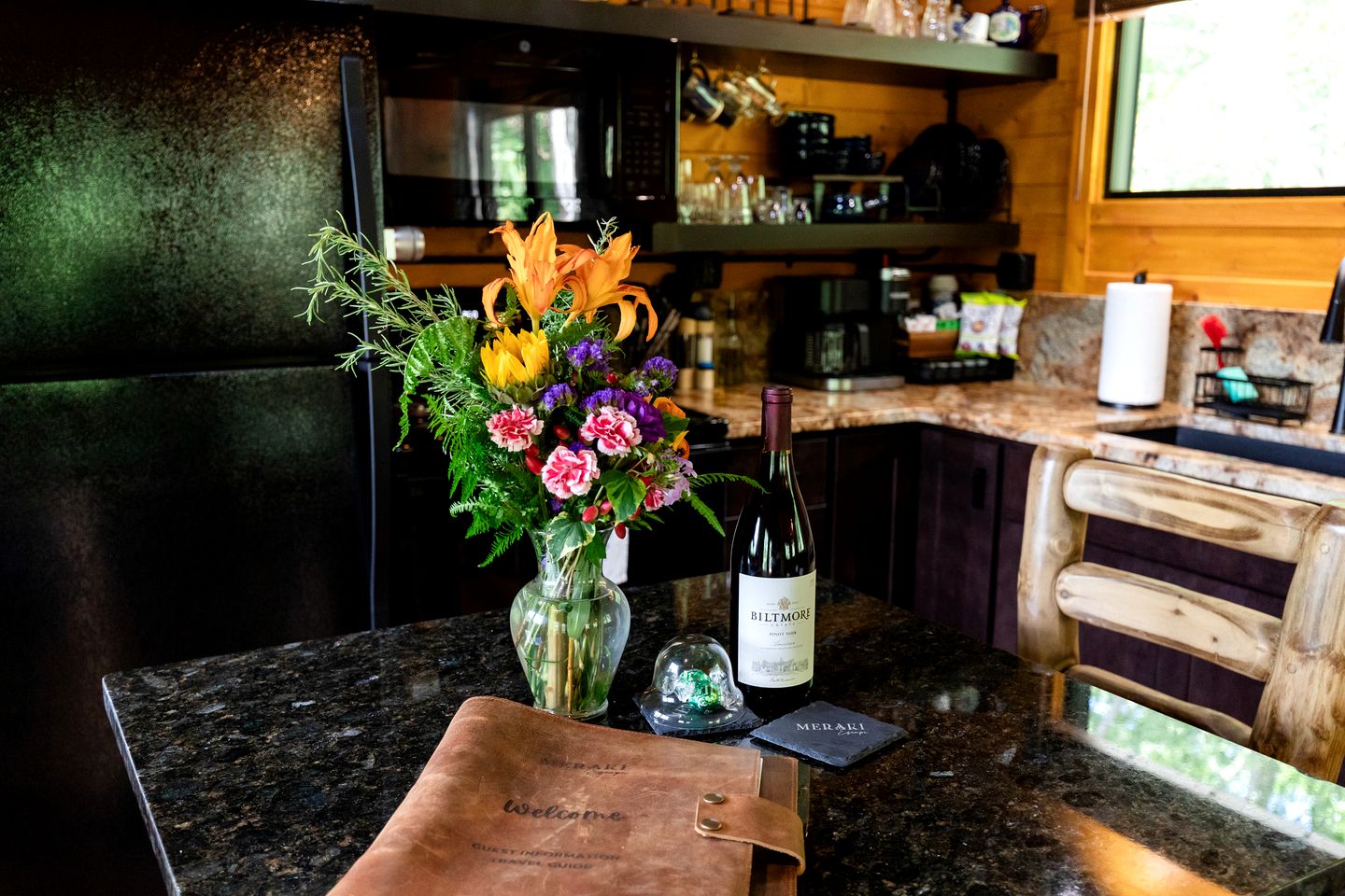 Luxurious Dog-Friendly Cabin with Fireplace, Surrounded by Forest for a Cozy Couples Getaway in the Mountains in North Carolina