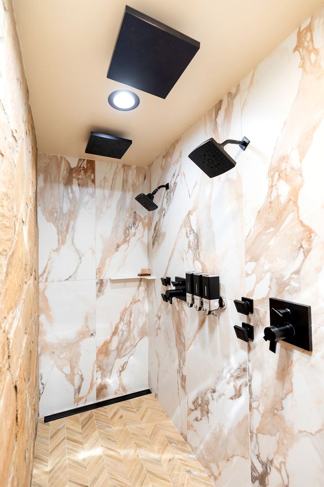 Luxurious Dog-Friendly Cabin with Fireplace, Surrounded by Forest for a Cozy Couples Getaway in the Mountains in North Carolina