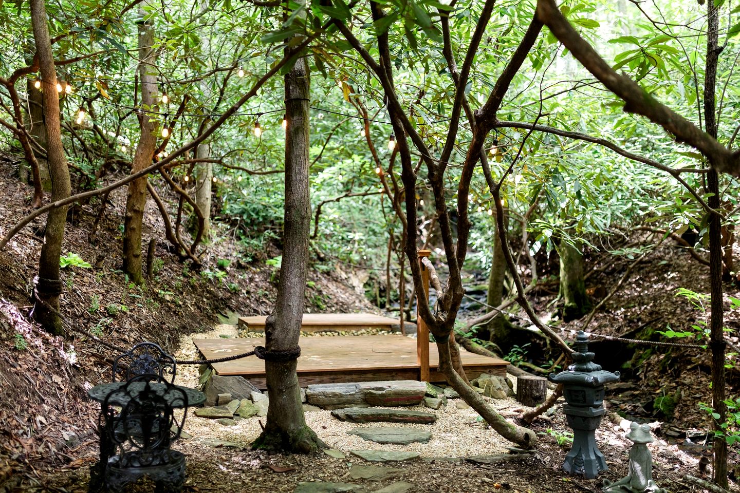Luxurious Dog-Friendly Cabin with Fireplace, Surrounded by Forest for a Cozy Couples Getaway in the Mountains in North Carolina