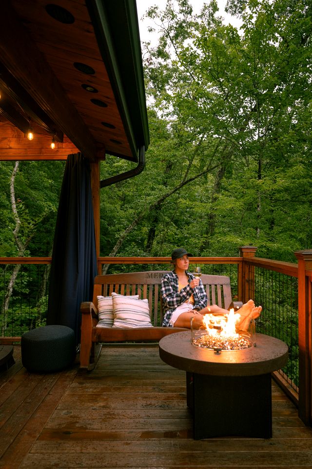 Luxurious Dog-Friendly Cabin with Fireplace, Surrounded by Forest for a Cozy Couples Getaway in the Mountains in North Carolina