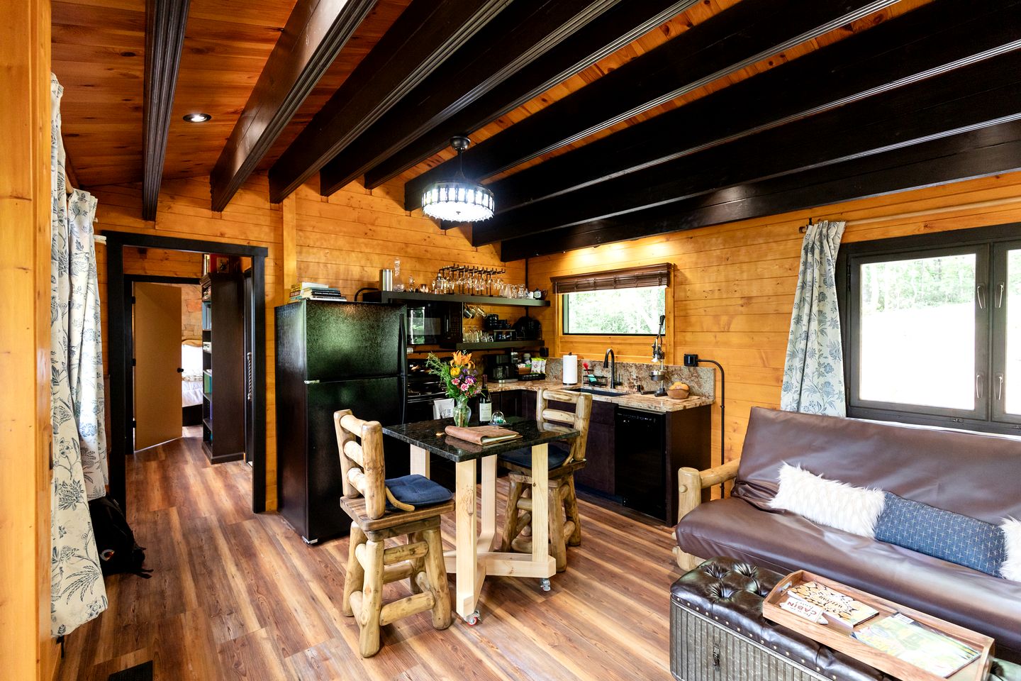 Luxurious Dog-Friendly Cabin with Fireplace, Surrounded by Forest for a Cozy Couples Getaway in the Mountains in North Carolina