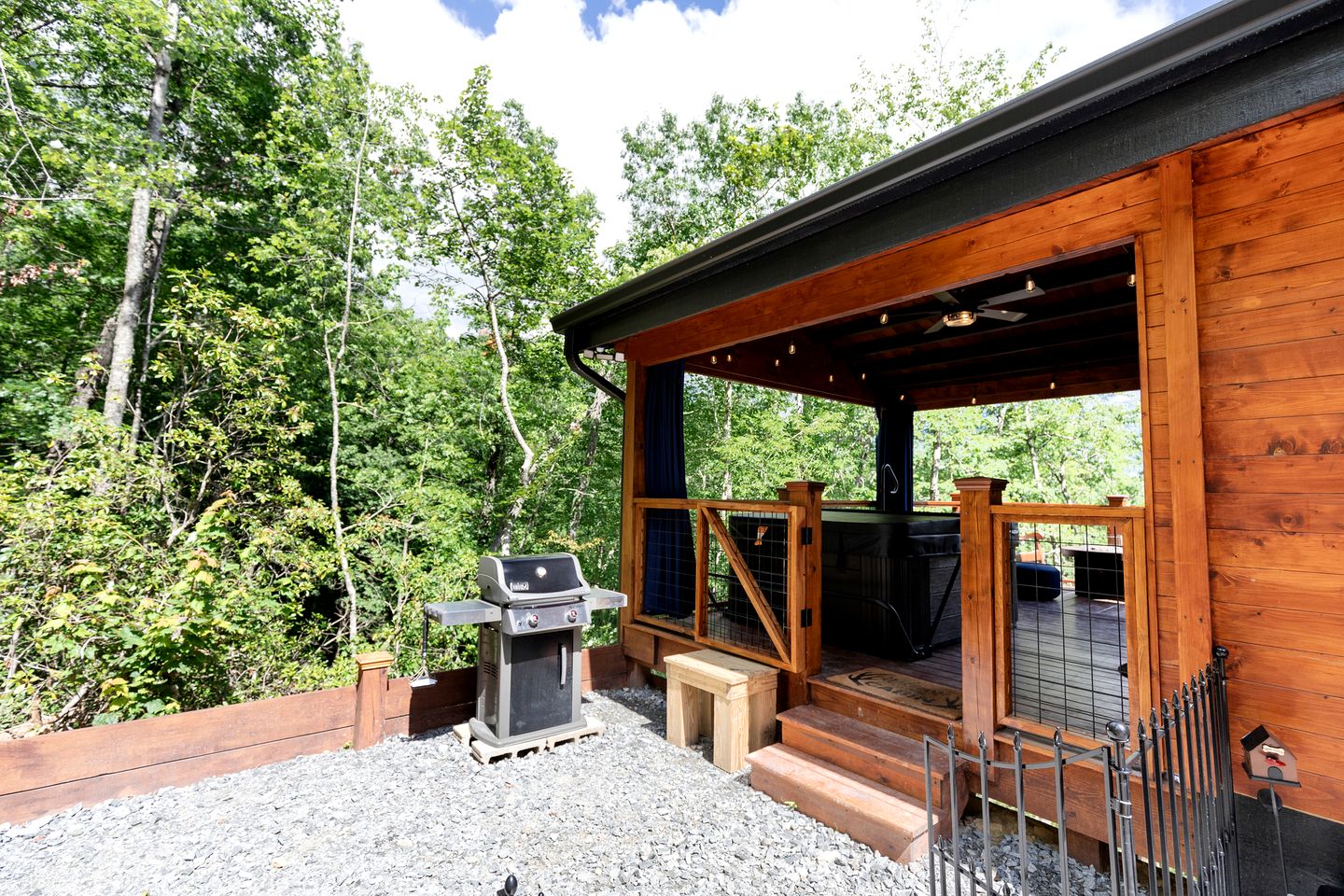 Luxurious Dog-Friendly Cabin with Fireplace, Surrounded by Forest for a Cozy Couples Getaway in the Mountains in North Carolina