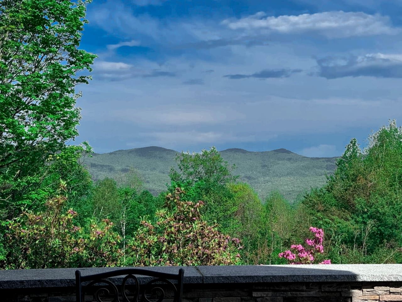 Luxurious Cabin with Lovely Furnished Deck Views in New Hampshire