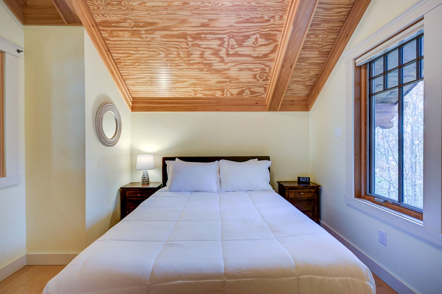 Luxurious Cabin with Lovely Furnished Deck Views in New Hampshire