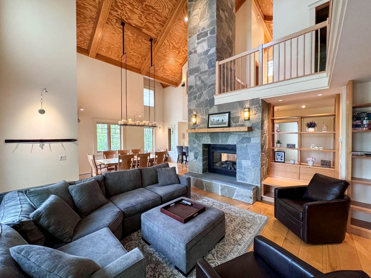 Luxurious Cabin with Lovely Furnished Deck Views in New Hampshire
