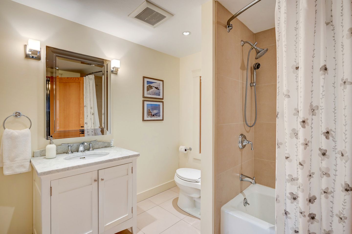 Luxurious Cabin with Lovely Furnished Deck Views in New Hampshire