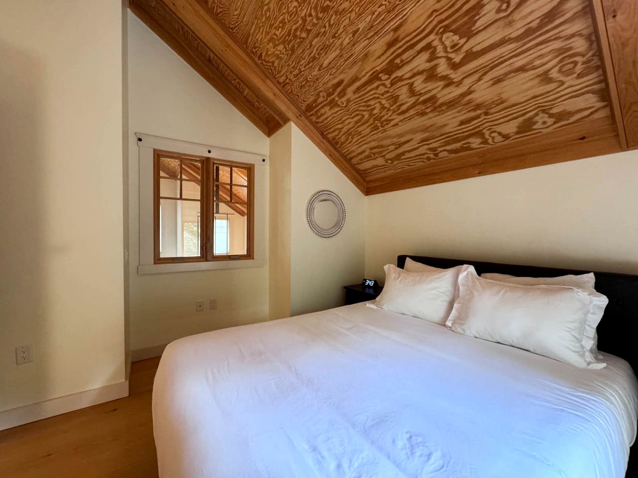 Luxurious Cabin with Lovely Furnished Deck Views in New Hampshire