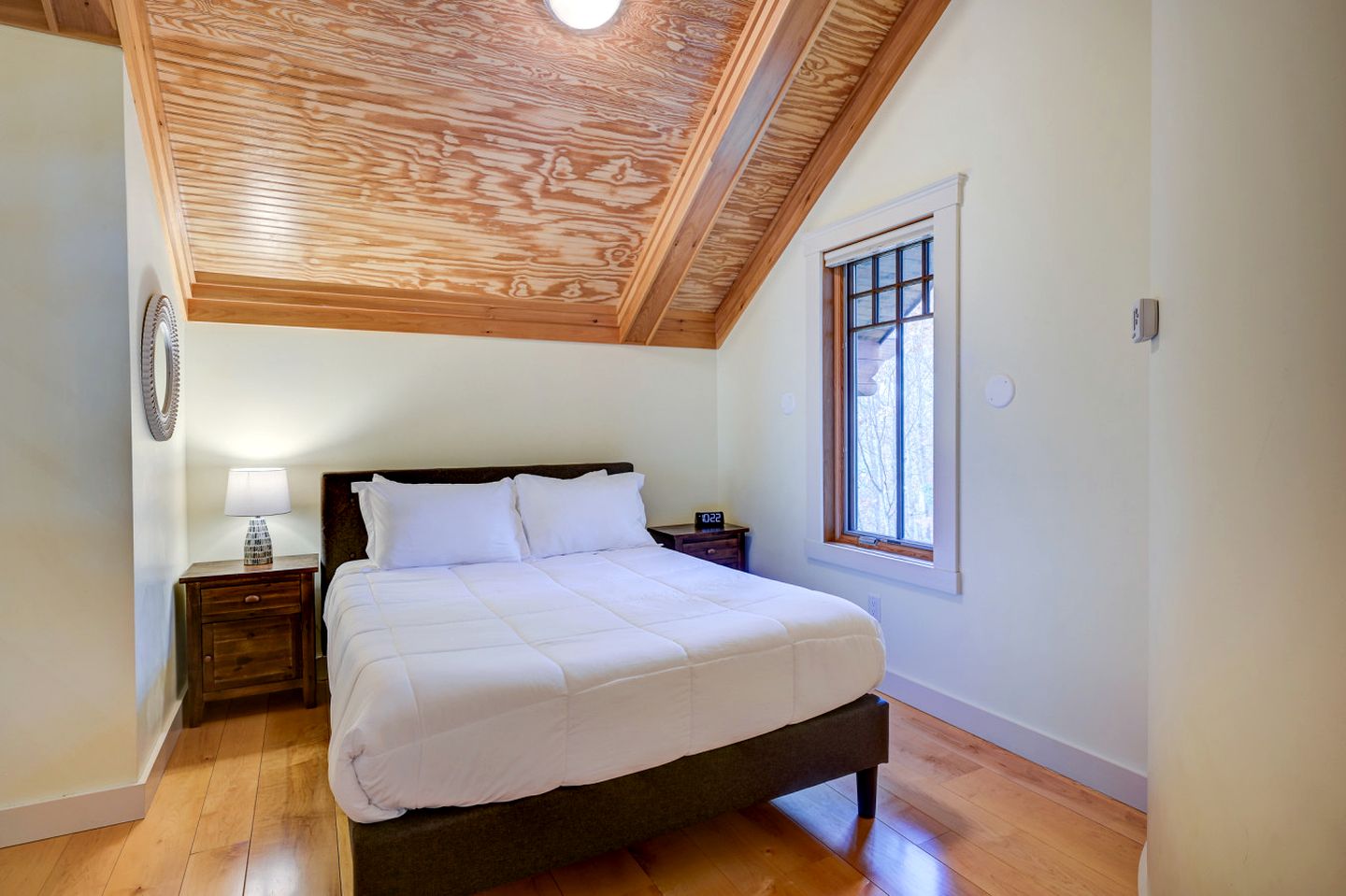 Luxurious Cabin with Lovely Furnished Deck Views in New Hampshire