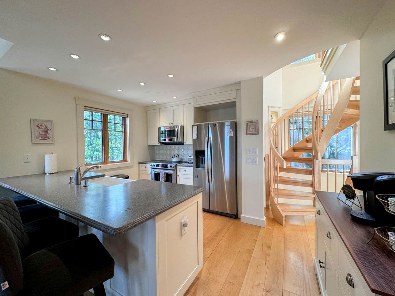 Luxurious Cabin with Lovely Furnished Deck Views in New Hampshire