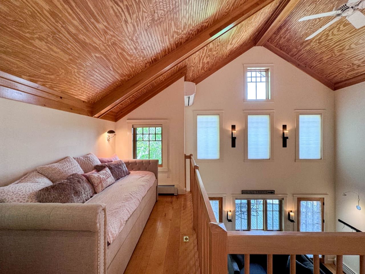 Luxurious Cabin with Lovely Furnished Deck Views in New Hampshire