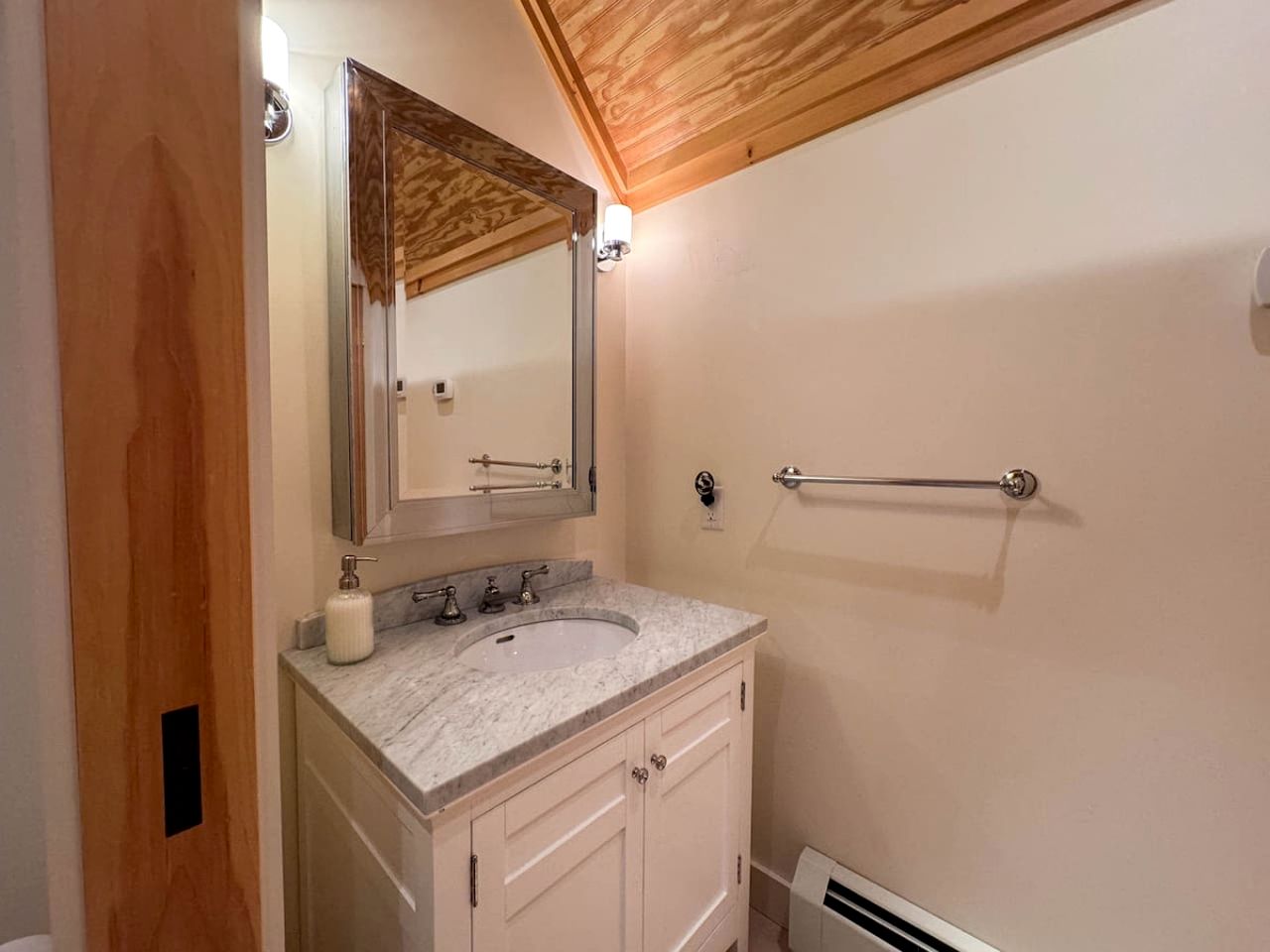 Luxurious Cabin with Lovely Furnished Deck Views in New Hampshire