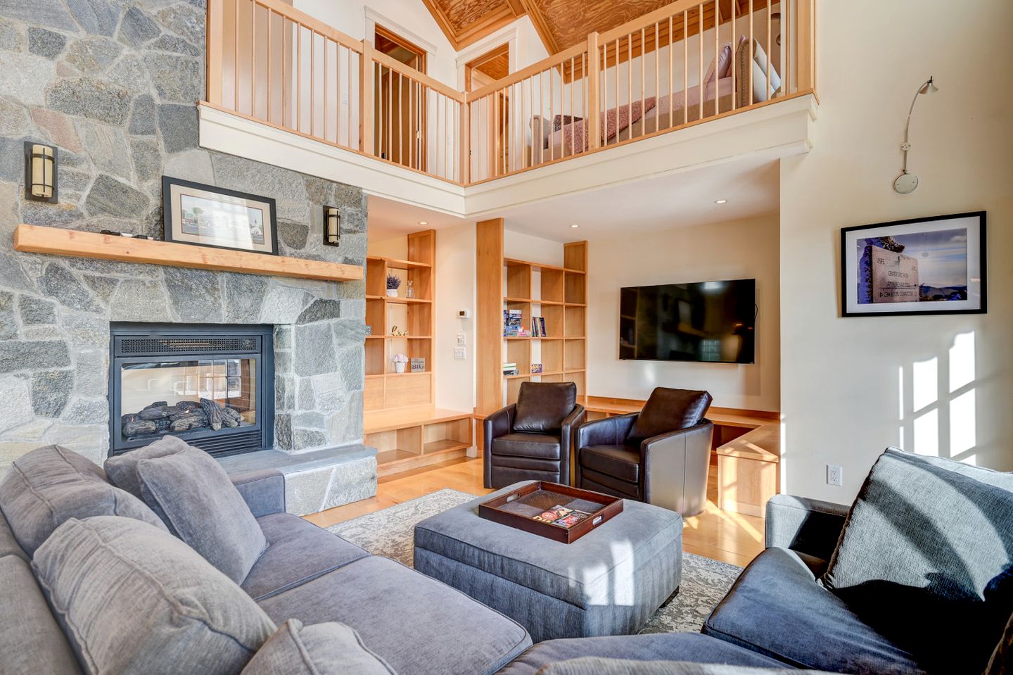 Luxurious Cabin with Lovely Furnished Deck Views in New Hampshire