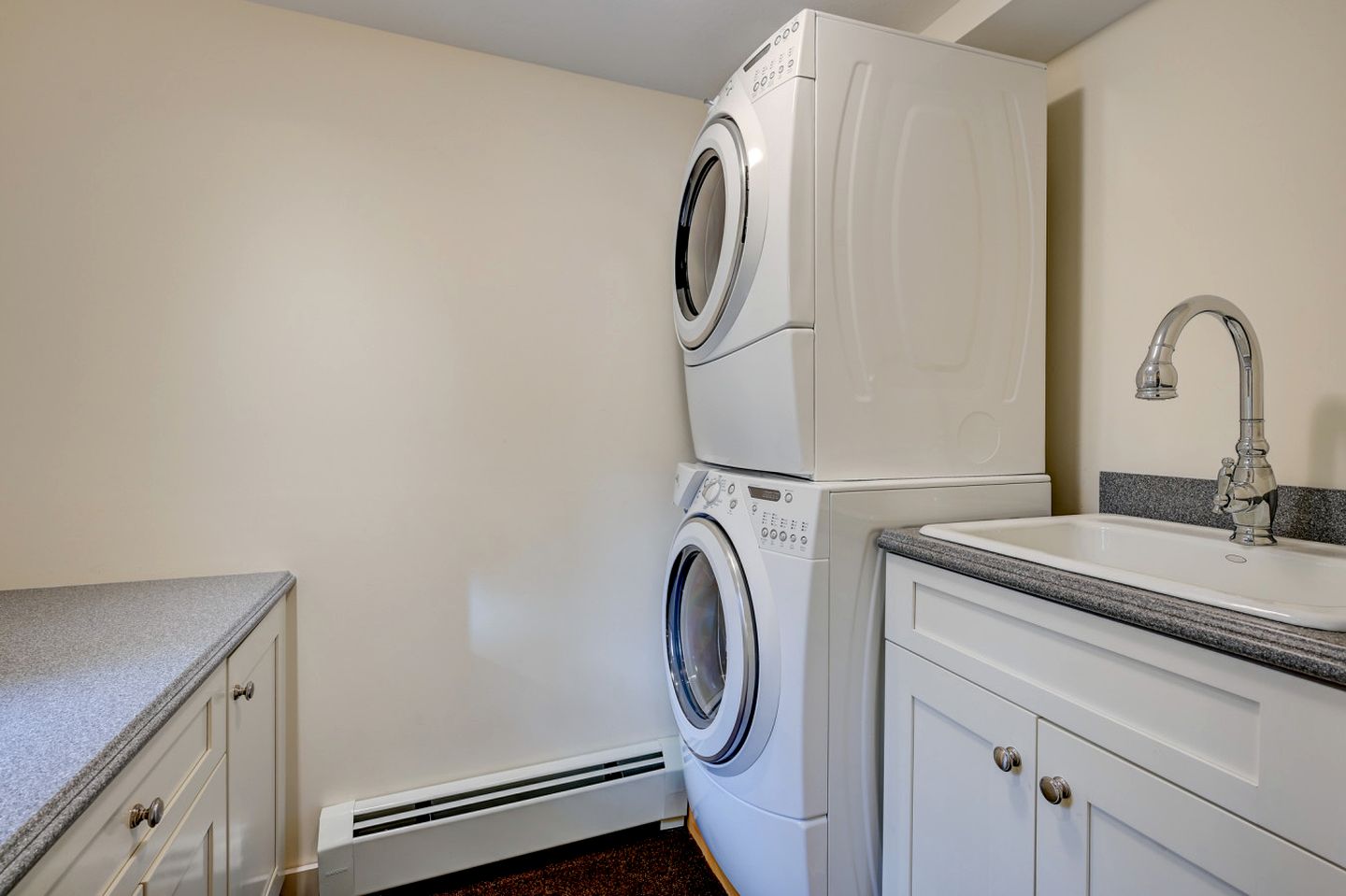 Luxurious Cabin with Lovely Furnished Deck Views in New Hampshire