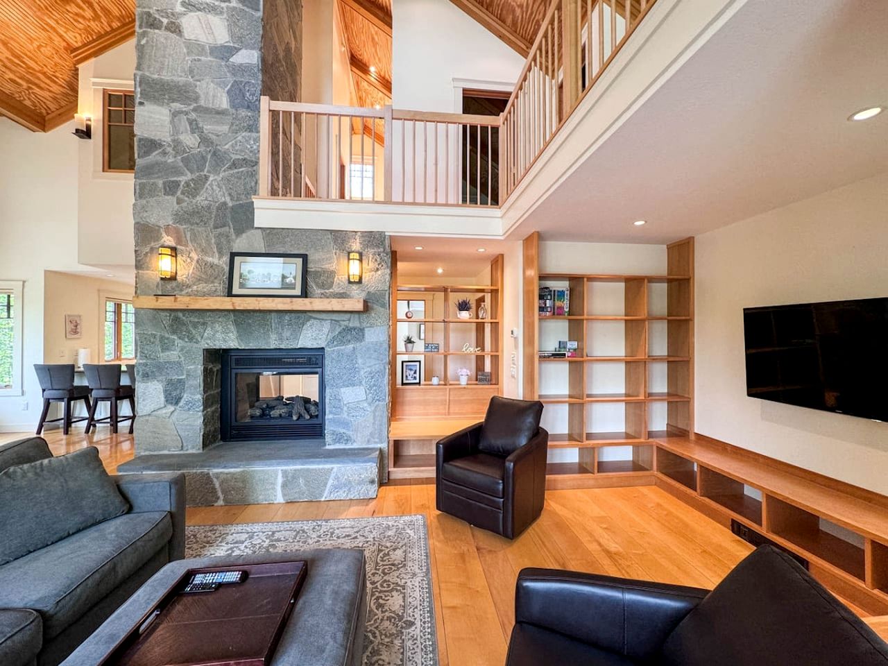 Luxurious Cabin with Lovely Furnished Deck Views in New Hampshire