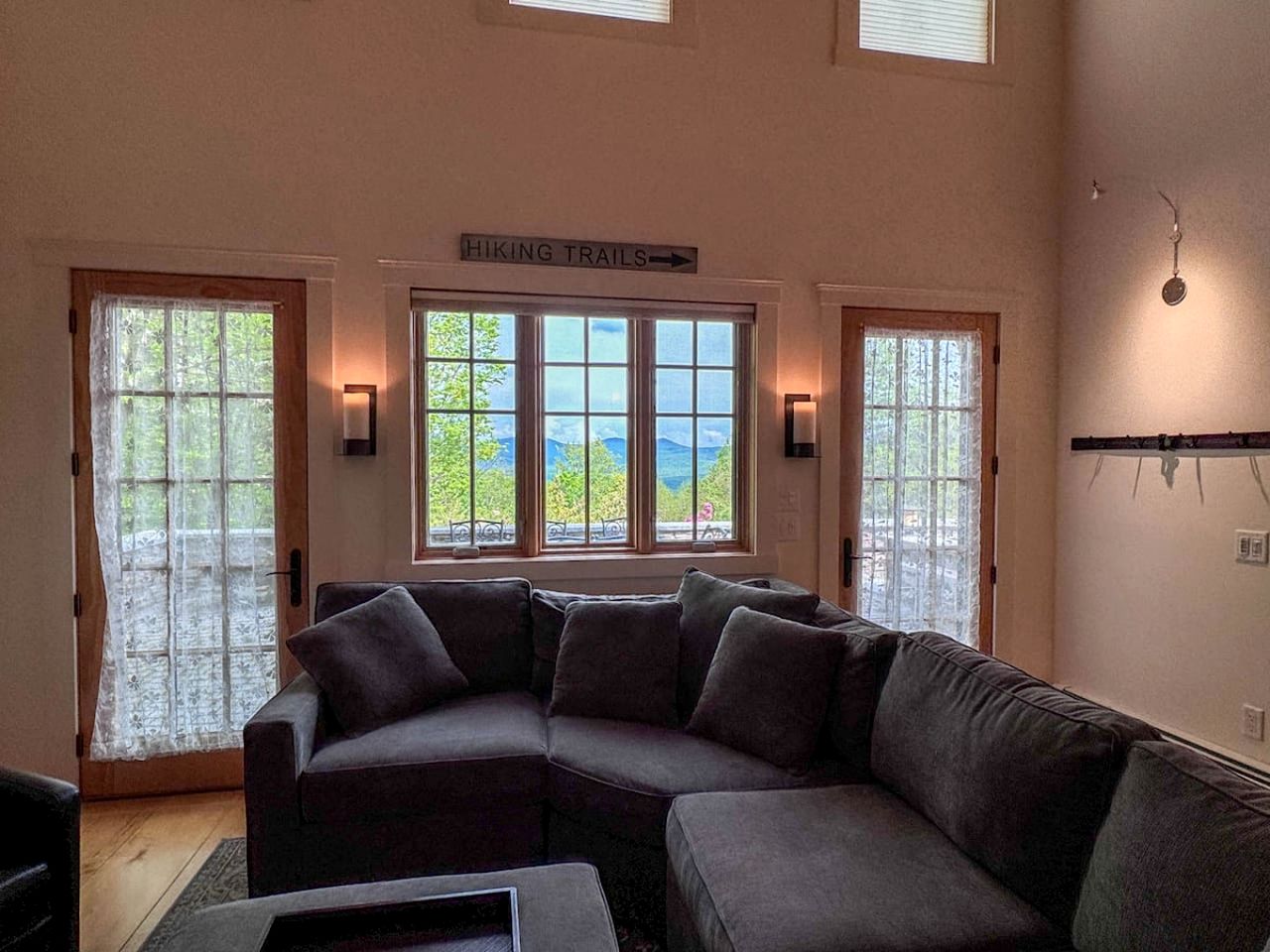 Luxurious Cabin with Lovely Furnished Deck Views in New Hampshire