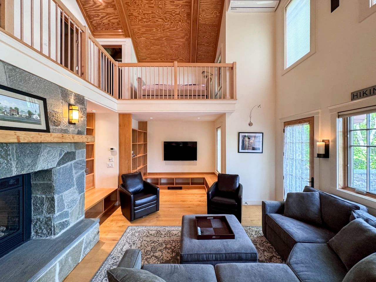 Luxurious Cabin with Lovely Furnished Deck Views in New Hampshire