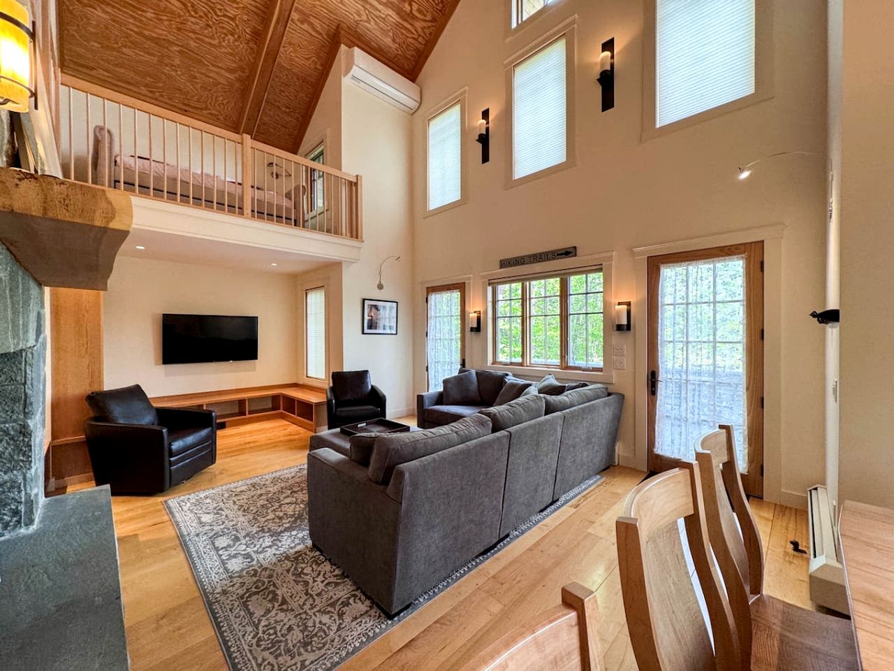 Luxurious Cabin with Lovely Furnished Deck Views in New Hampshire