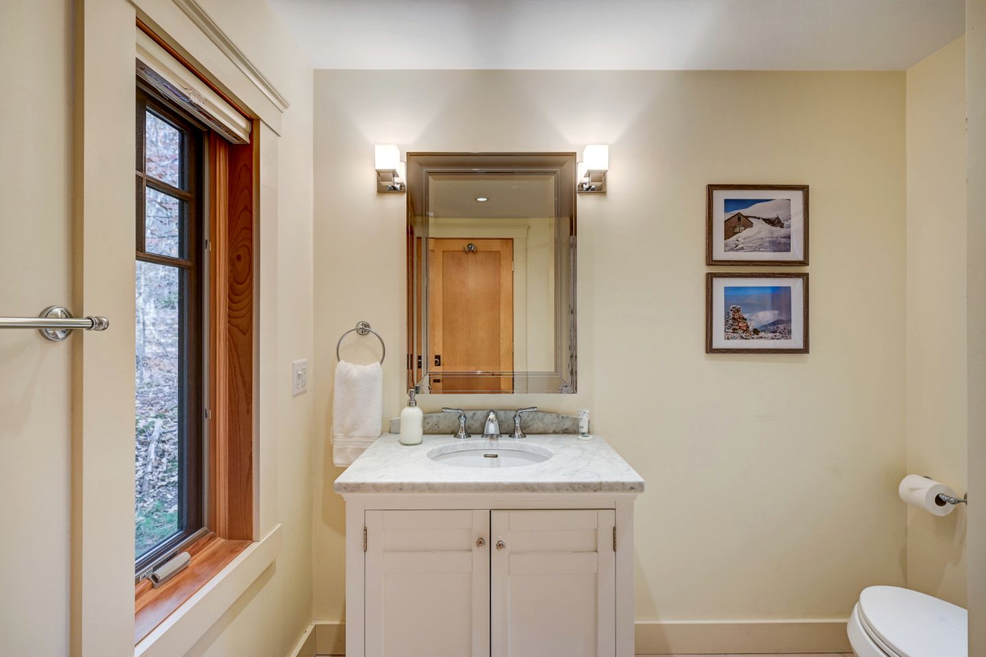 Luxurious Cabin with Lovely Furnished Deck Views in New Hampshire