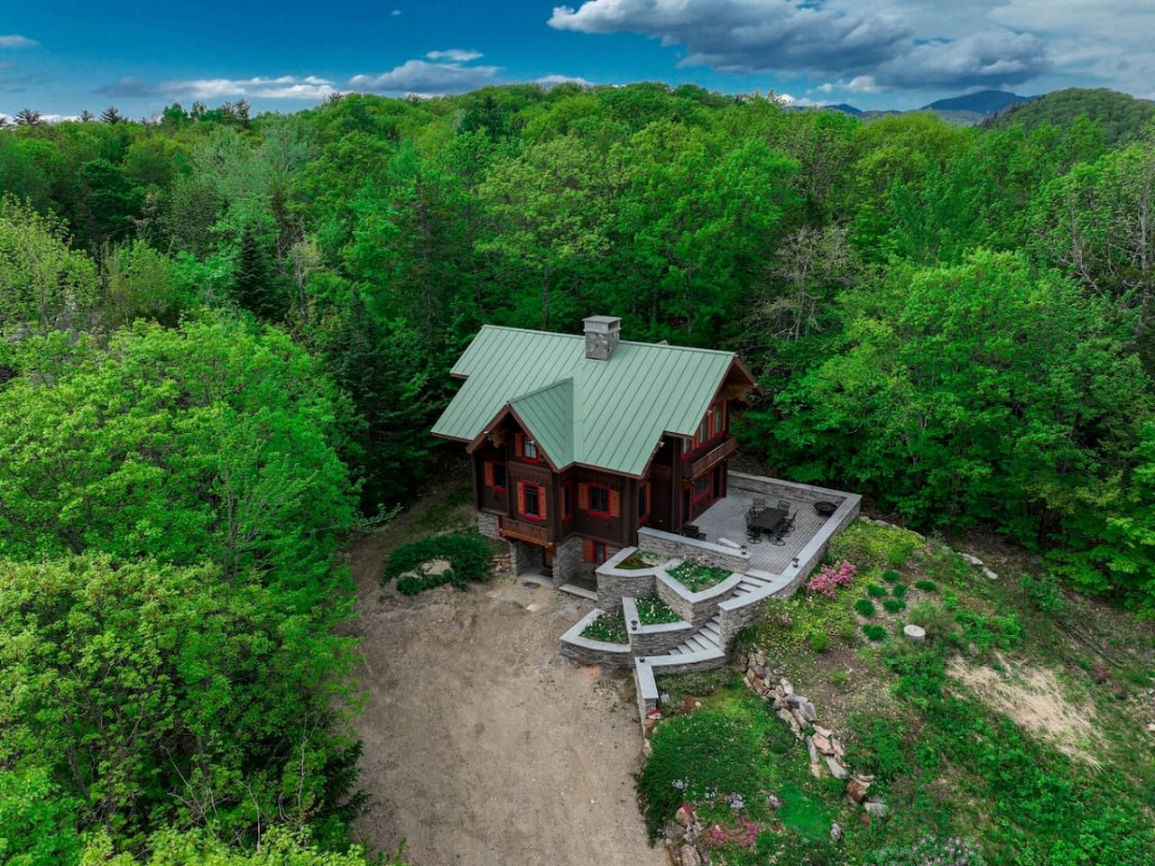 Luxurious Cabin with Lovely Furnished Deck Views in New Hampshire