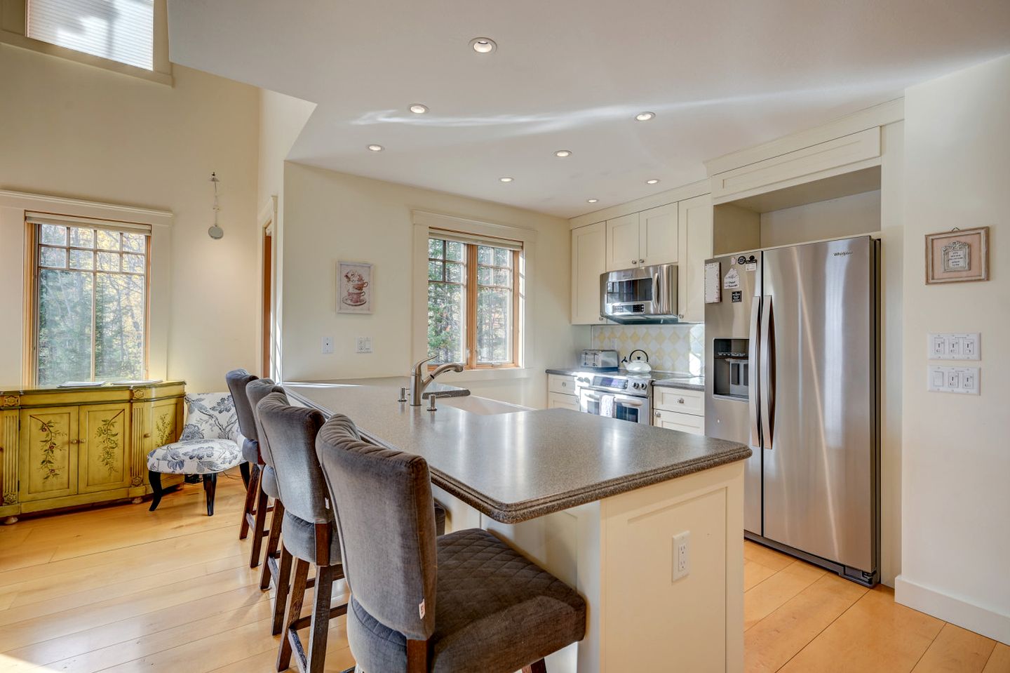 Luxurious Cabin with Lovely Furnished Deck Views in New Hampshire