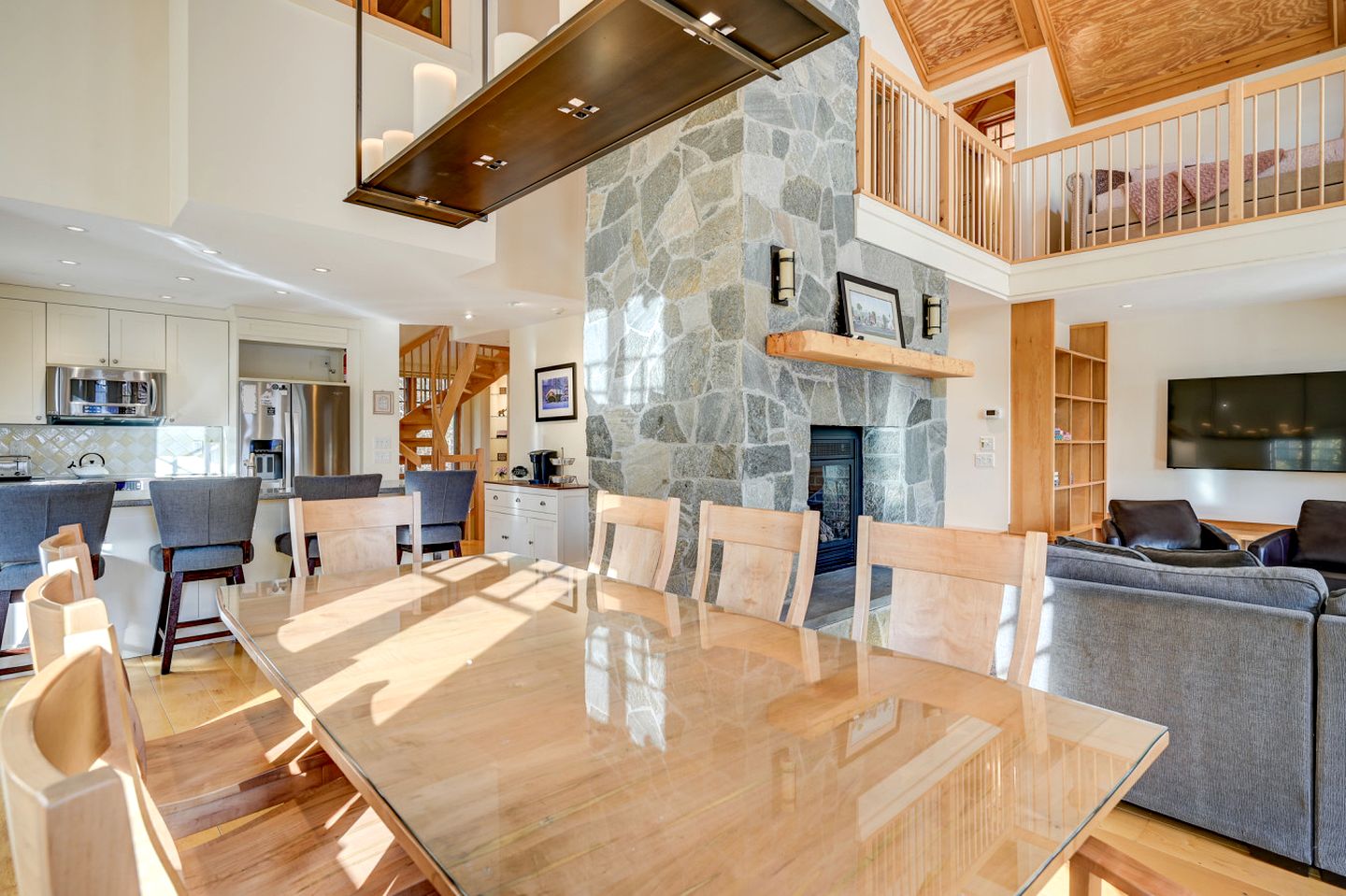 Luxurious Cabin with Lovely Furnished Deck Views in New Hampshire