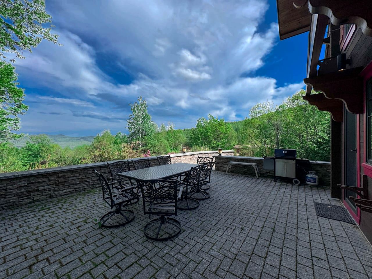 Luxurious Cabin with Lovely Furnished Deck Views in New Hampshire