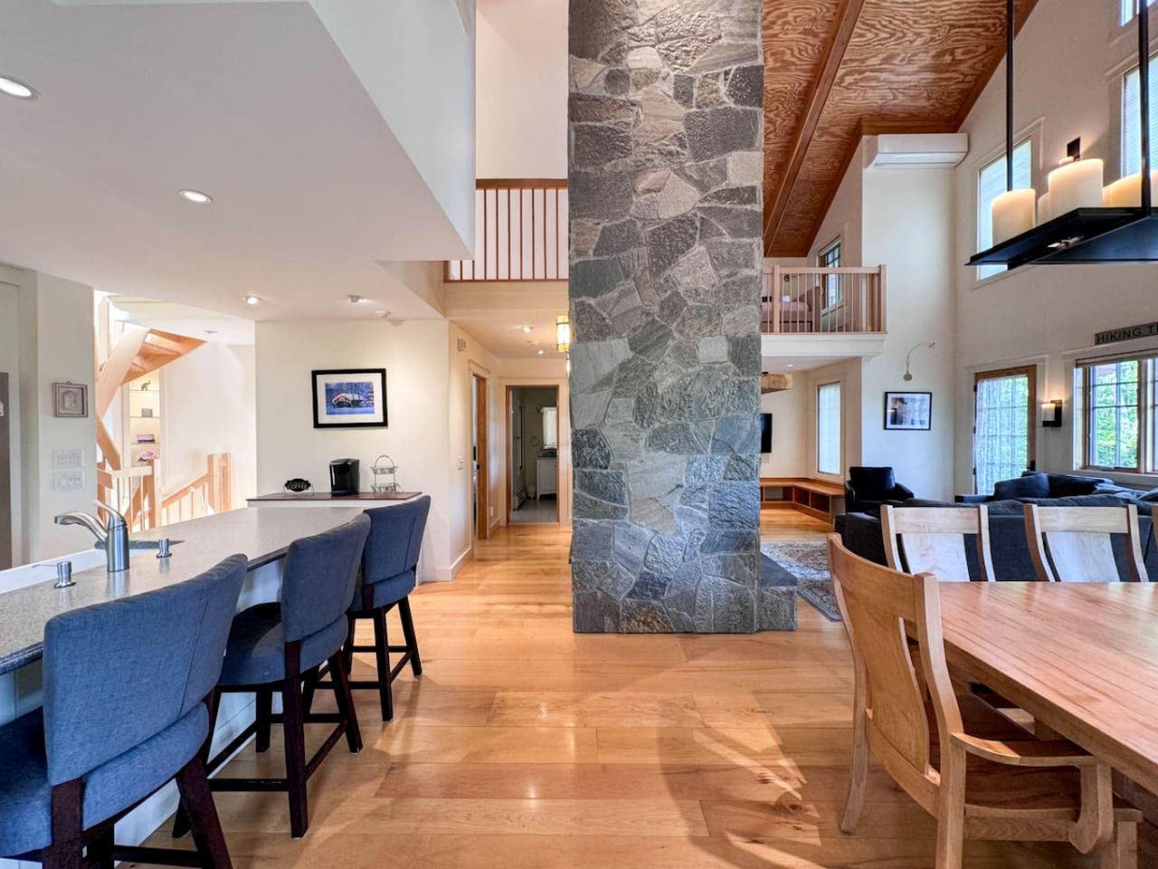 Luxurious Cabin with Lovely Furnished Deck Views in New Hampshire
