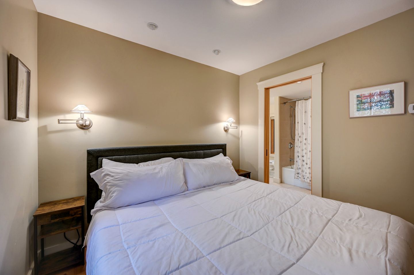 Luxurious Cabin with Lovely Furnished Deck Views in New Hampshire